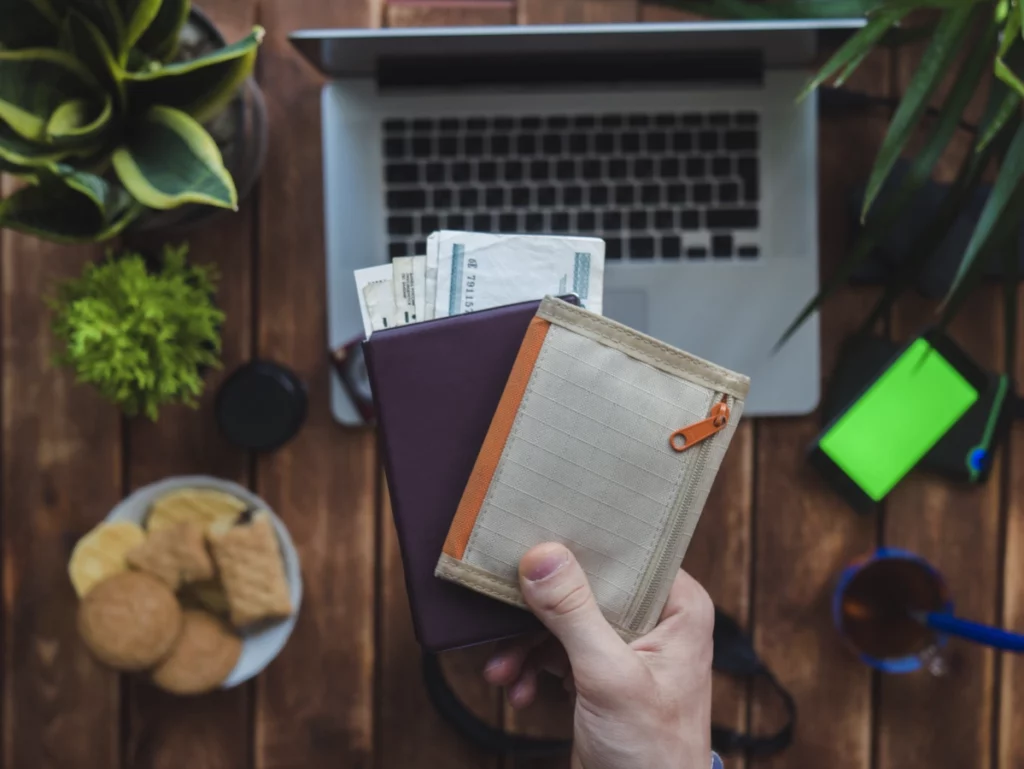 Alle Reisedokumente am Start? Bild: MikeShots / Envato Elements. Bearbeitung My Apps unleashed DE.